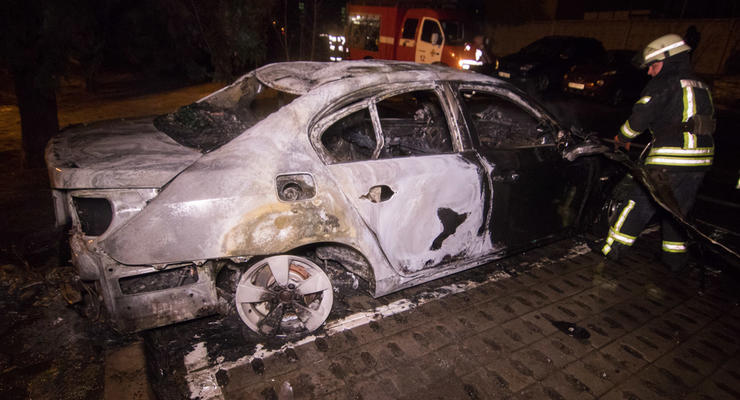 В Киеве на парковке ЖК "Комфорт Таун" охватило пламенем BMW