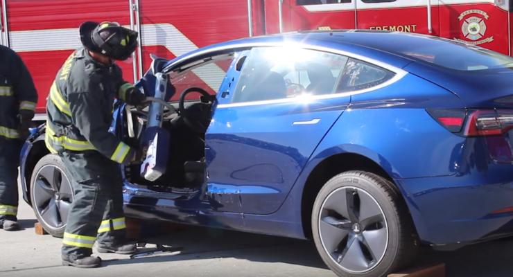 Как правильно разрезать Tesla в случае аварии - видео