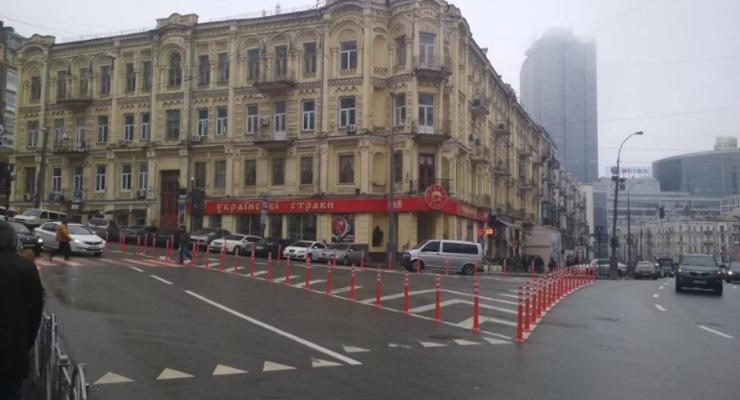 Новый эксперимент со столбиками на дороге в центре Киева - что оградили в этот раз