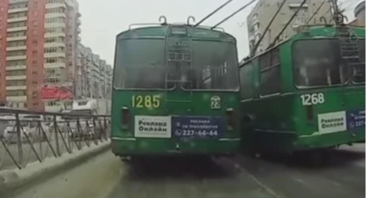 Гонки городских троллейбусов закончились на первом обгоне - видео