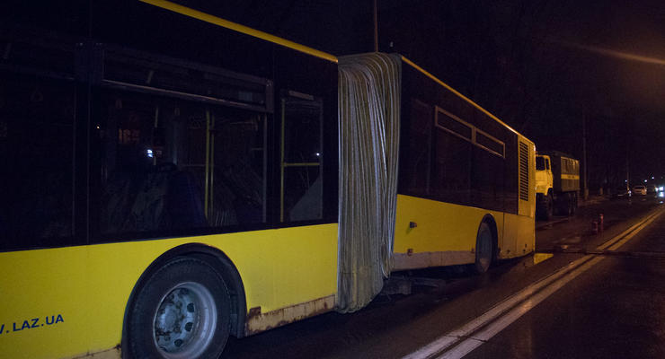 Страх детства: В Киеве у автобуса на ходу оторвалось днище "гармошки"