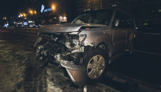 В Киеве Mitsubishi попало в жесткое "ледяное" ДТП - есть пострадавший