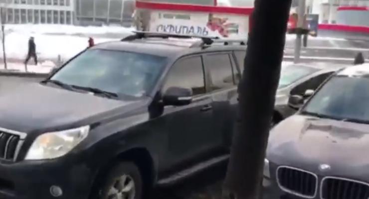 Владелец внедорожника хладнокровно подвинул "героя парковки" в Киеве - видео
