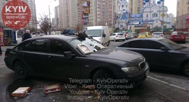 В Киеве забросали мусором машину известного шоумена-"героя парковки"