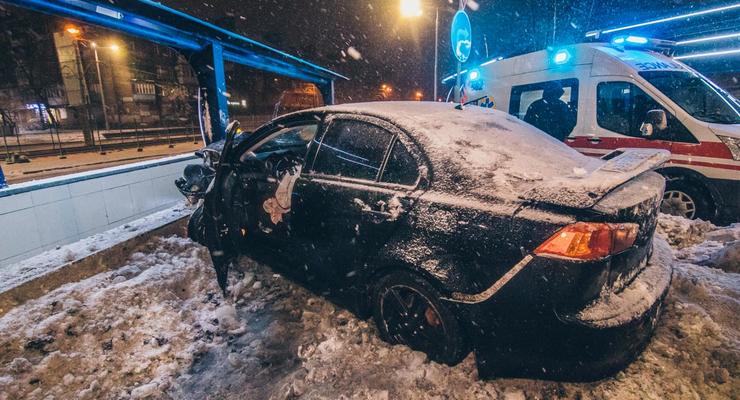 В Киеве подвыпивший водитель врезался в подземный переход