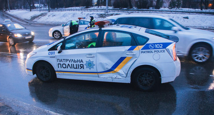В Киеве на Соломенской улице врезались полицейское и военное авто