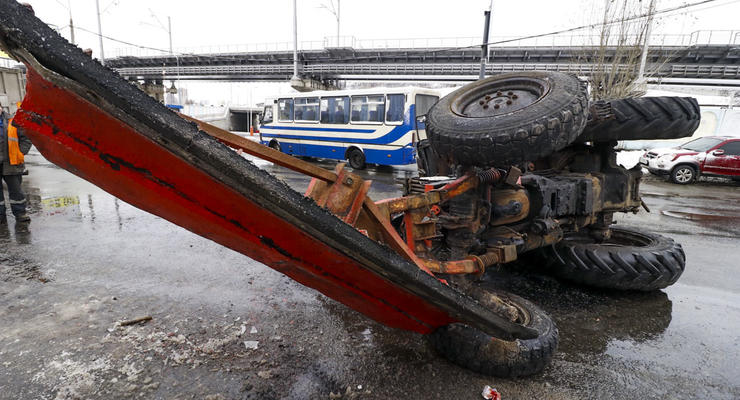 В Киеве грузовой "МАЗ" жестко протаранил и снес с моста трактор