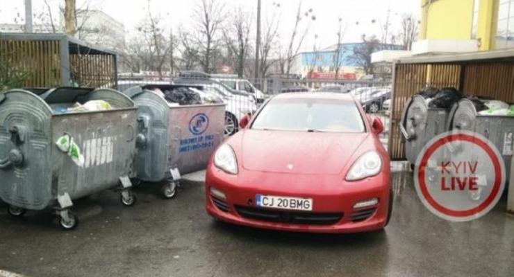 В Киеве бросили на мусорнике нерастаможенный спорткар Porsche Panamera