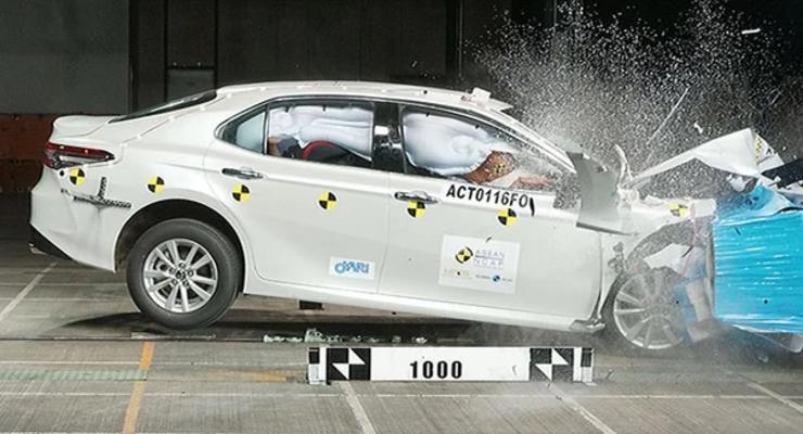Краш-тест новой версии Toyota Camry показали на зрелищном видео
