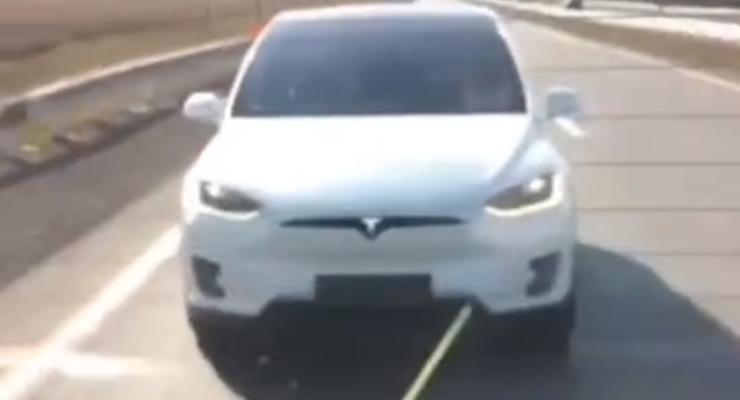 Села батарейка: Короткое видео про Tesla под известный хит рассмешило Сеть