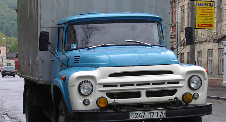 Легендарный грузовик ЗИЛ-130 тюнинговали в роскошный заниженный пикап