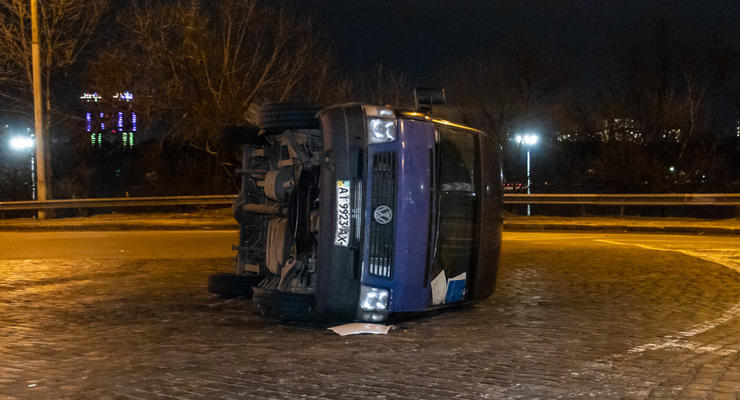 Жесткое ДТП с переворачиванием в Киеве: Lexus протаранил грузовой Volkswagen