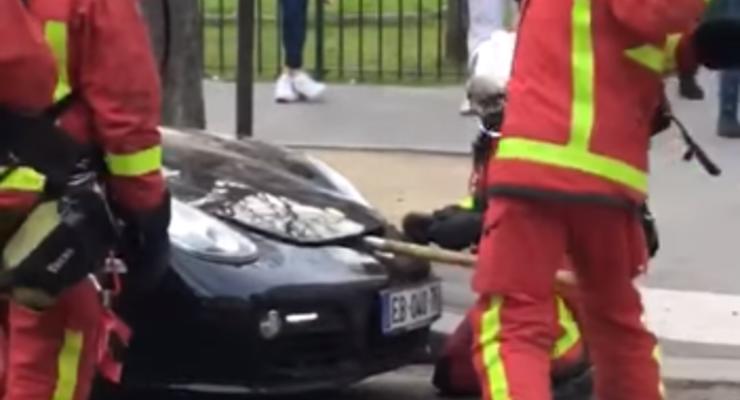 "Помоги пожарным найти двигатель у Porsche": Курьез на пожаре попал на видео