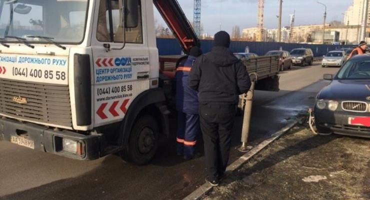 В Киеве стали массово эвакуировать машины "героев парковки"