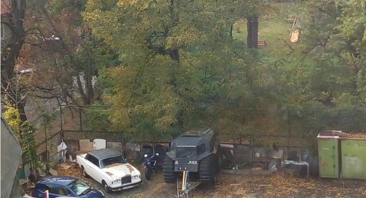На маленькой стоянке в Киеве засняли редчайший кабриолет Rolls-Royce