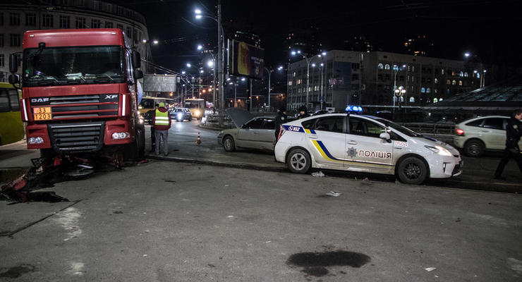 На Севастопольской площади в Киеве бензовоз жестко протаранил Mazda