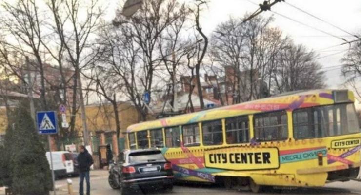 Жена депутата на Bentley за 8,8 млн грн врезалась в трамвай в Одессе
