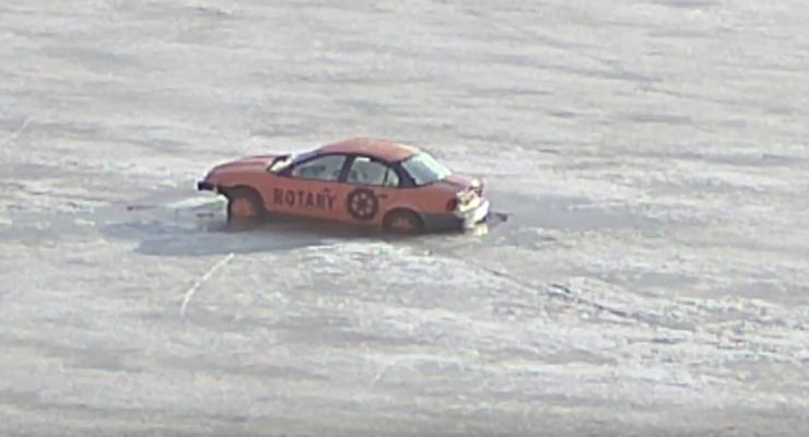 На кону 1500$: В Сети предлагают угадать, когда провалится под лед автомобиль
