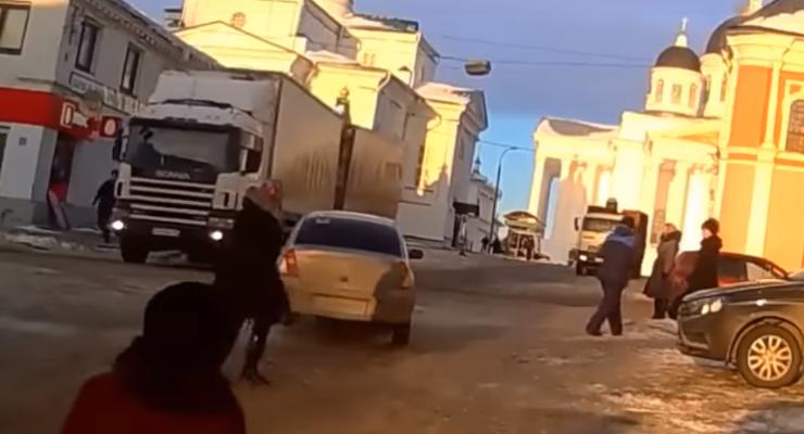 В РФ многотонная фура без водителя покатилась по людной улице - видео