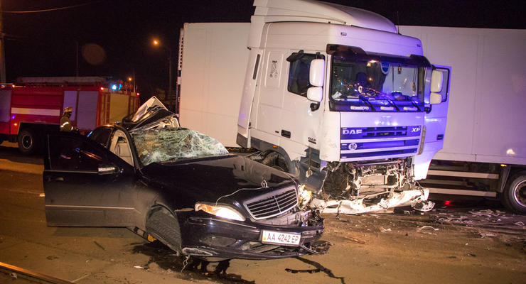 Смертельное ДТП в Киеве: Mercedes вылетел под колеса фуры