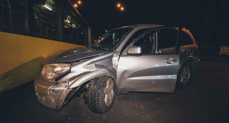 В Киеве у водителя Toyota случился инсульт: Авто врезалось в троллейбус