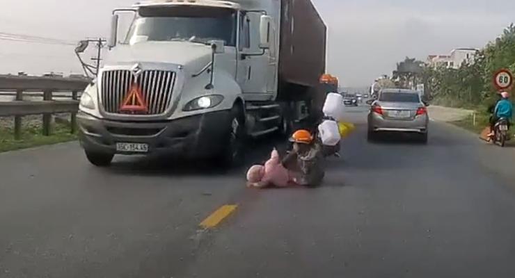 Мать с младенцем на мопеде едва не попали под колеса фуры: Жуткое видео