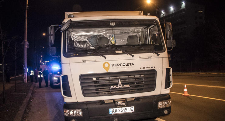 В Киеве грузовик "Укрпошты" протаранил полицейскую машину
