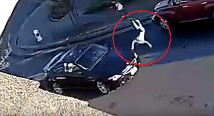 Сбитая девочка пролетела несколько метров и спокойно убежала домой: Шокирующее видео