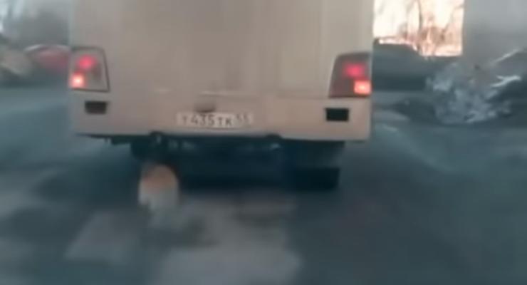 "Автопират": На дороге засняли автобус с деревянным "протезом" вместо колеса