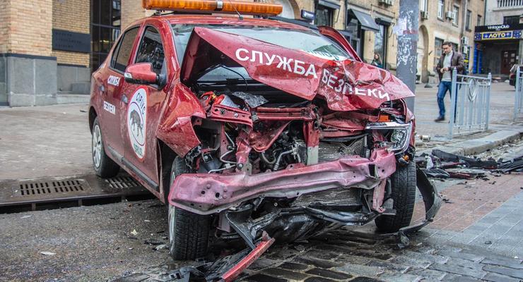 Жесткое ДТП в центре Киева: Renault службы охраны протаранил Citroen