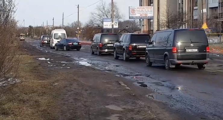 Пришлось несладко: Кортеж Порошенко порядочно потрясло на разбитой дороге