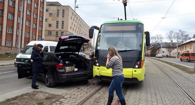 Во Львове BMW на "красивых" номерах подставился под удар трамвая