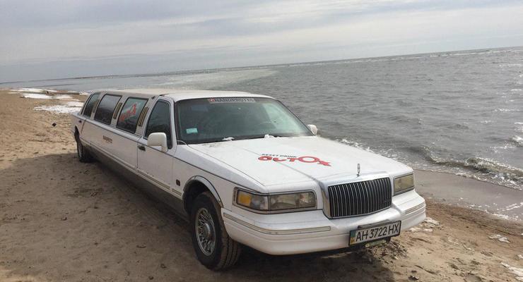 Экстремалы попытались проехать всю Украину на 9-метровом лимузине Lincoln