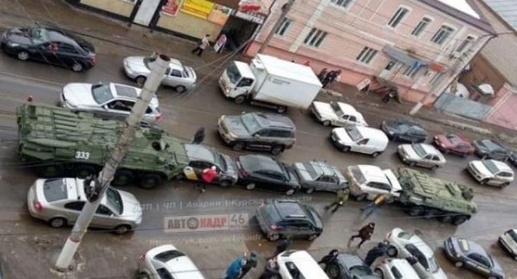 В российском городе два БТРа "раздавили" целую полосу автомобилей
