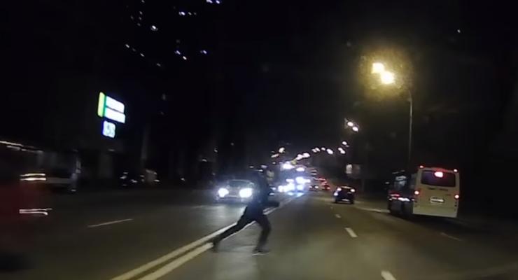 Перебегал 6 полос: Появилось видео, как на Харьковском шоссе Ford сбил пешехода