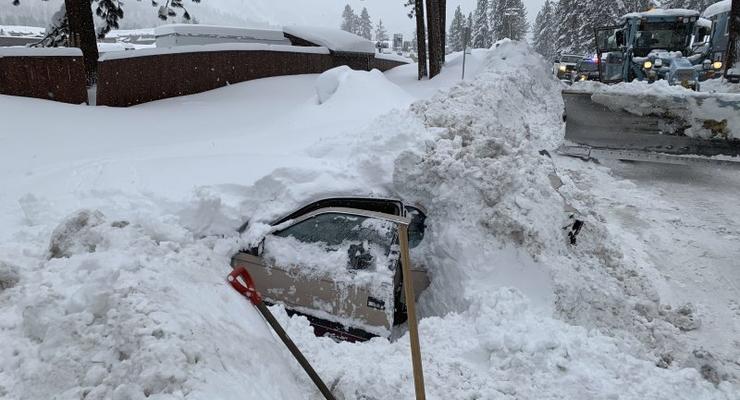 Снегоуборочная машина едва не похоронила заживо авто с женщиной в салоне