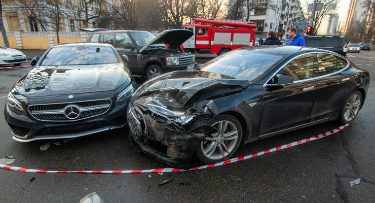 Недешевое ДТП: В центре Киева Tesla Model S разбил Range Rover и Mercedes