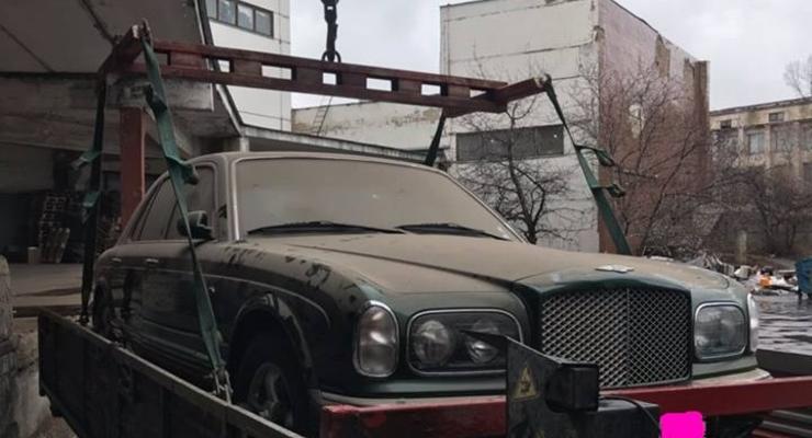 Как в Дубае: В Киеве нашли роскошный брошенный автомобиль Bentley Arnage