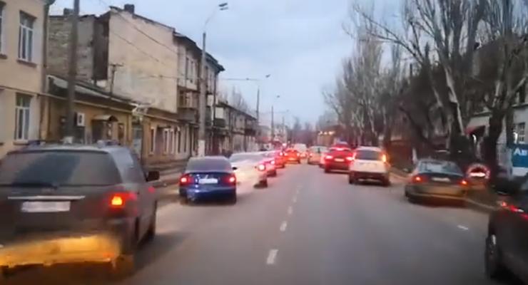 В Одессе огромная пробка организованно расступилась перед каретой "скорой"