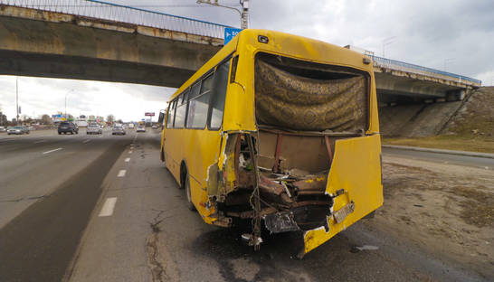 В Киеве эвакуатор жестко протаранил маршрутку