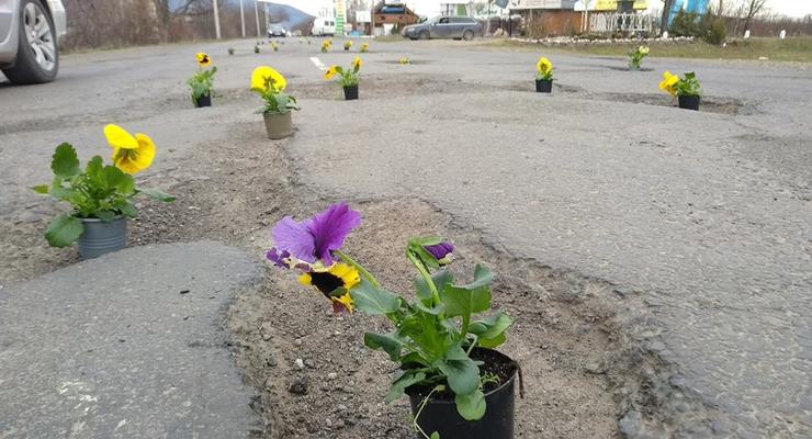 В Закарпатье ямы на дорогах украсили цветами к приезду кортежа Порошенко