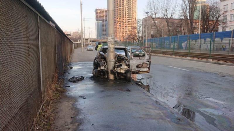 В Киеве автомобиль Renault протаранил электроопору и сгорел дотла / kiev.informator.ua