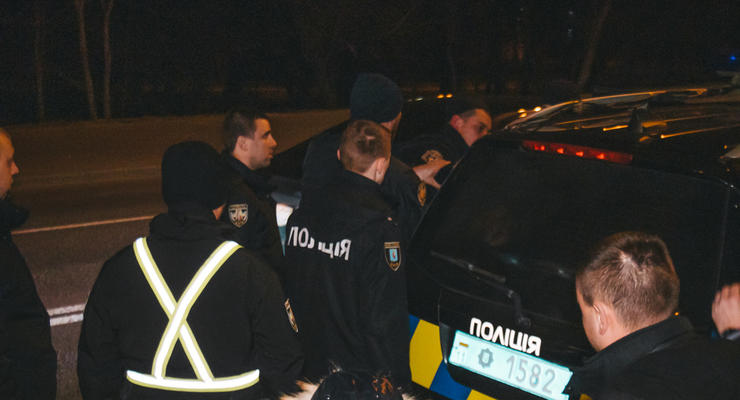 В Киеве неадекватный водитель устроил ДТП и угрожал пистолетом семье с ребенком