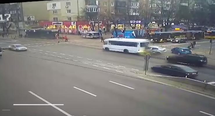 Появилось жуткое видео, как Chevrolet на скорости протаранил маршрутку в Киеве