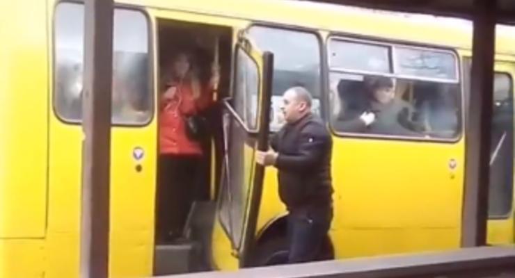 Водитель ломал двери маршрутки с пассажирами на остановке в Киеве - видео очевидцев