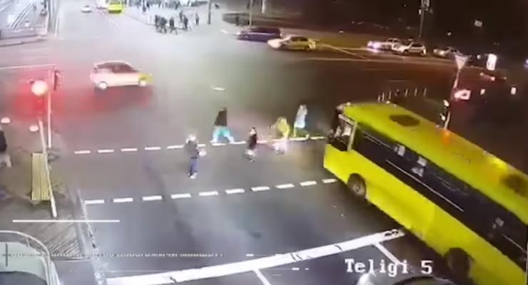 В Киеве маршрутка сбила трех сестер на пешеходном переходе - жуткое видео ДТП