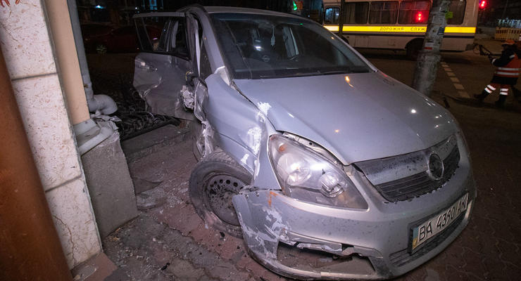 В Киеве Opel влетел в дом после жесткого столкновения с Ford