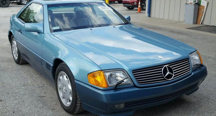 Угнанный Mercedes прятали в гараже 27 лет и сейчас продают в Сети