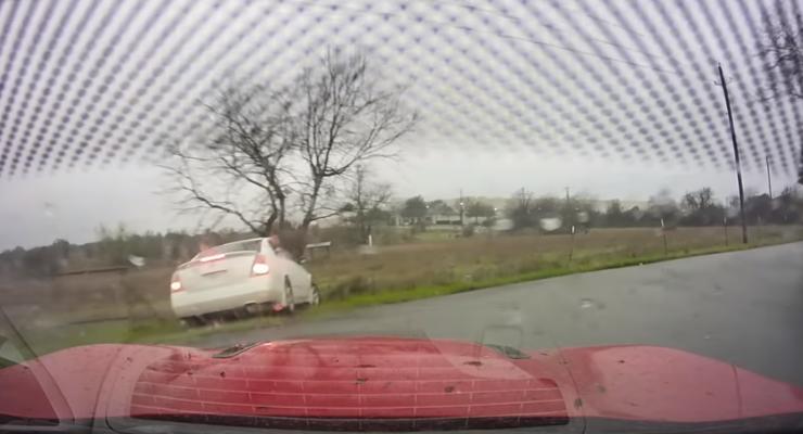 Наглая американка протаранила маслкар Chevrolet Camaro и попыталась скрыться - видео гонки