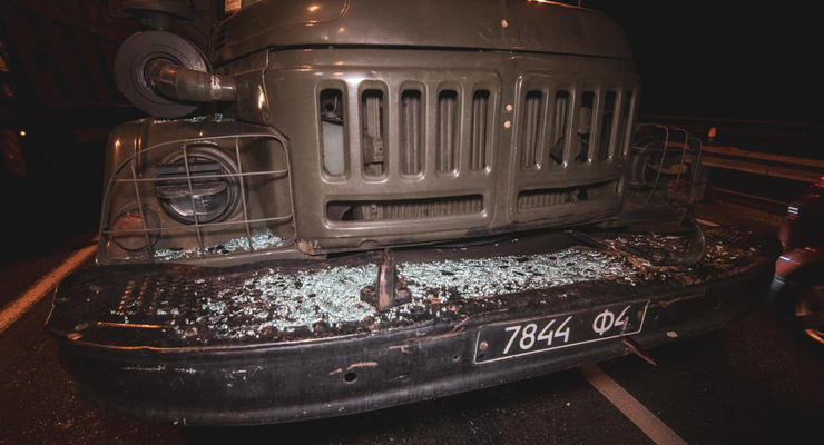 В Киеве военный грузовик протаранил легковушку Chevrolet с ребенком в салоне